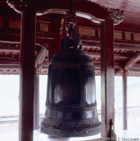 Bell on the Ngo Mon Gate (Click for next image)