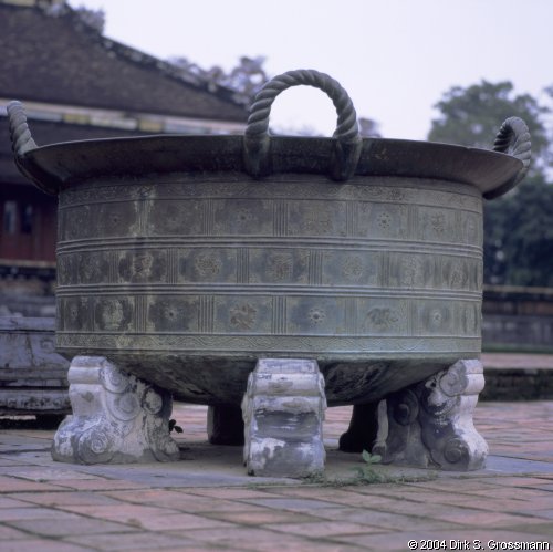 Urn in front of the Halls of the Mandarins (Click for next image)