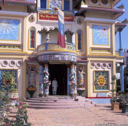 Cao Dai Temple (Click for next image)