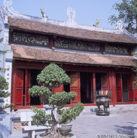 Ngoc Son Temple (Click for next image)