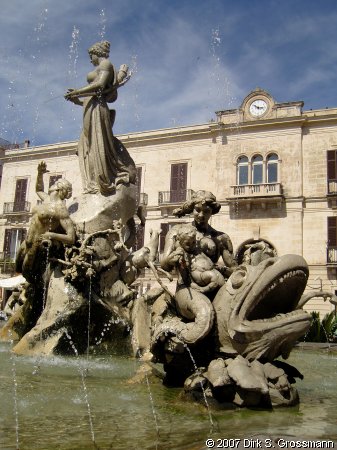 Fontana di Artemide (Click for next image)