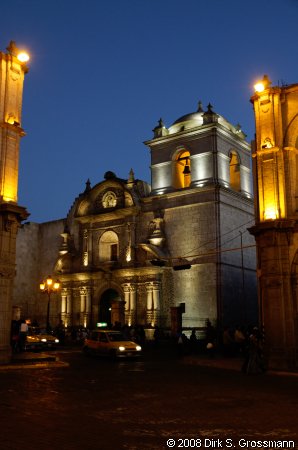 La Compañía at Night (Click for next image)