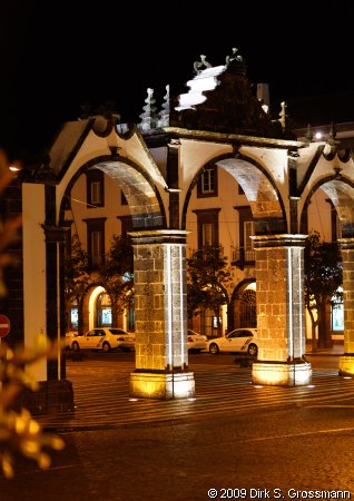 Portas da Cidade (Click for next image)