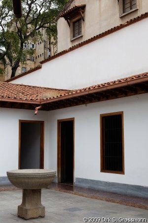 El Patio de la Casa Natal del Libertador (Click for next image)