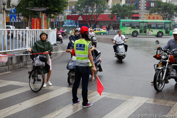 Policewoman at Jie Fang Dong Lu (Click for next image)