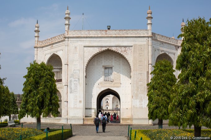 Entrance to the Bibi Ka Maqbara (Click for next image)