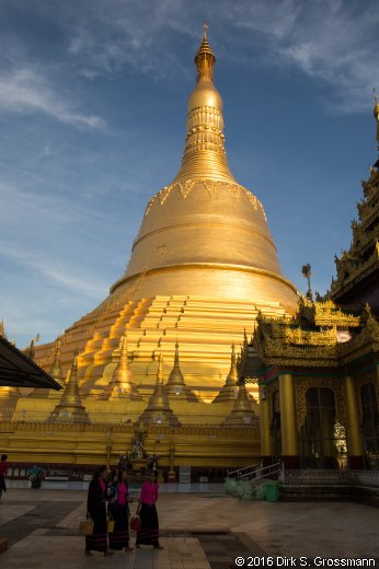 Shwemawdaw Pagoda (Click for next image)