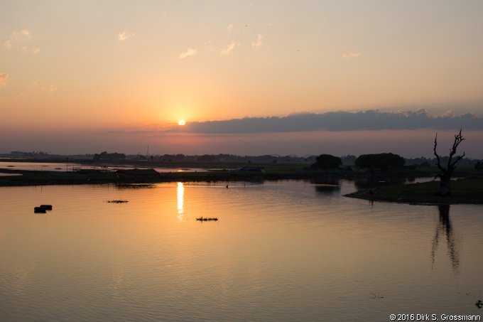Sunset over the Taung Tha Man Lake (Click for next image)