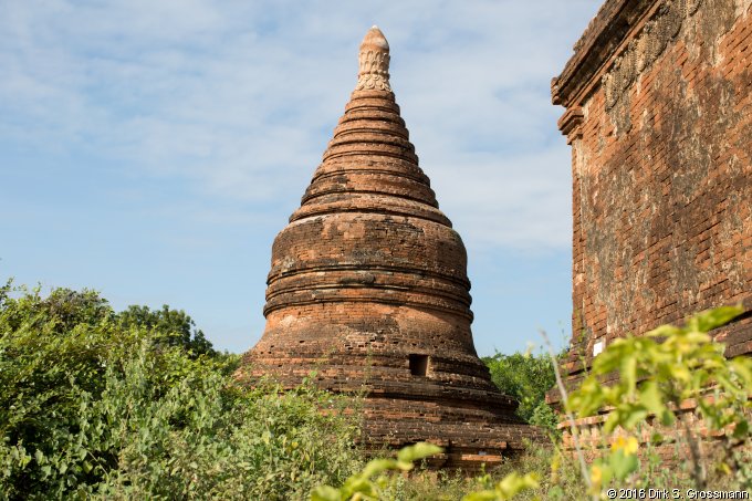 Pagoda near Shwesandaw (Click for next image)