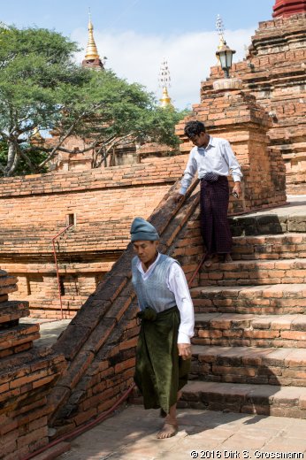 Leaving Dhammayazaka Pagoda (Click for next image)