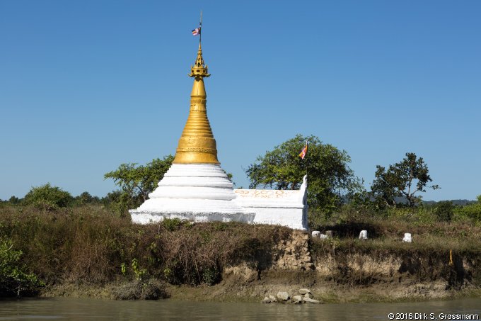 Pagoda near Mrauk-U (Click for next image)