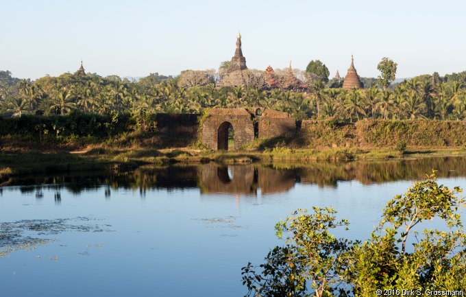 Letse Lake with Letse Kan Gate (Click for next image)