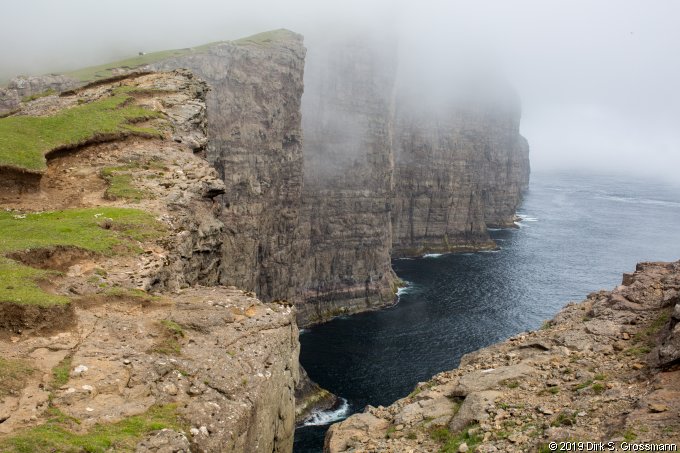 Cliffs at Trælanipa (Click for next image)