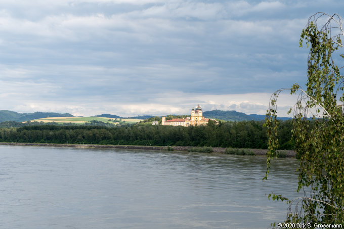 Stift Melk von der Donau (Click for next image)